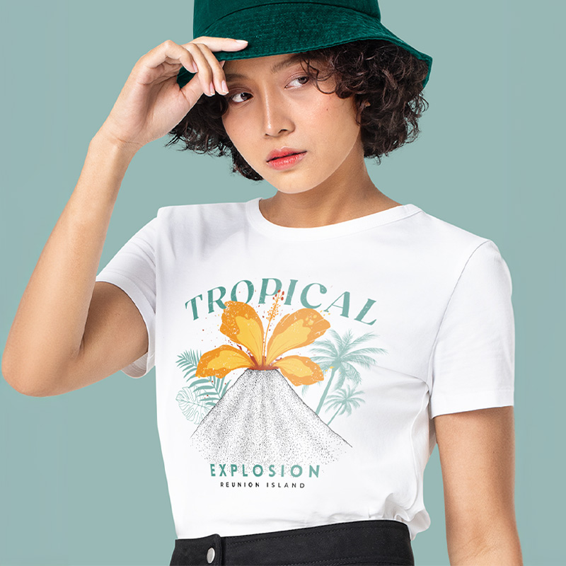 Illustration tropicale sur un tee-shirt femme.