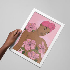 Portrait d'une femme noire avec des hibiscus pour octobre rose.