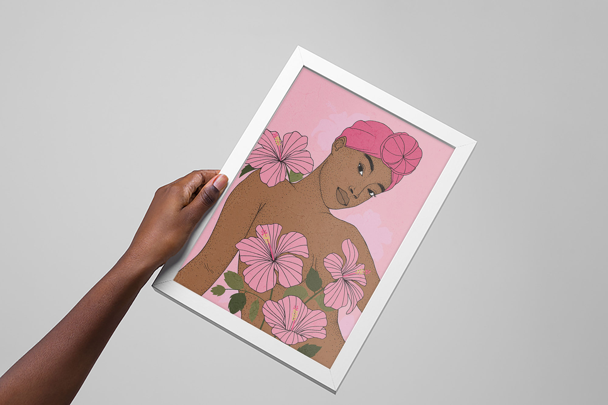 Portrait d'une femme noire avec des hibiscus pour octobre rose.